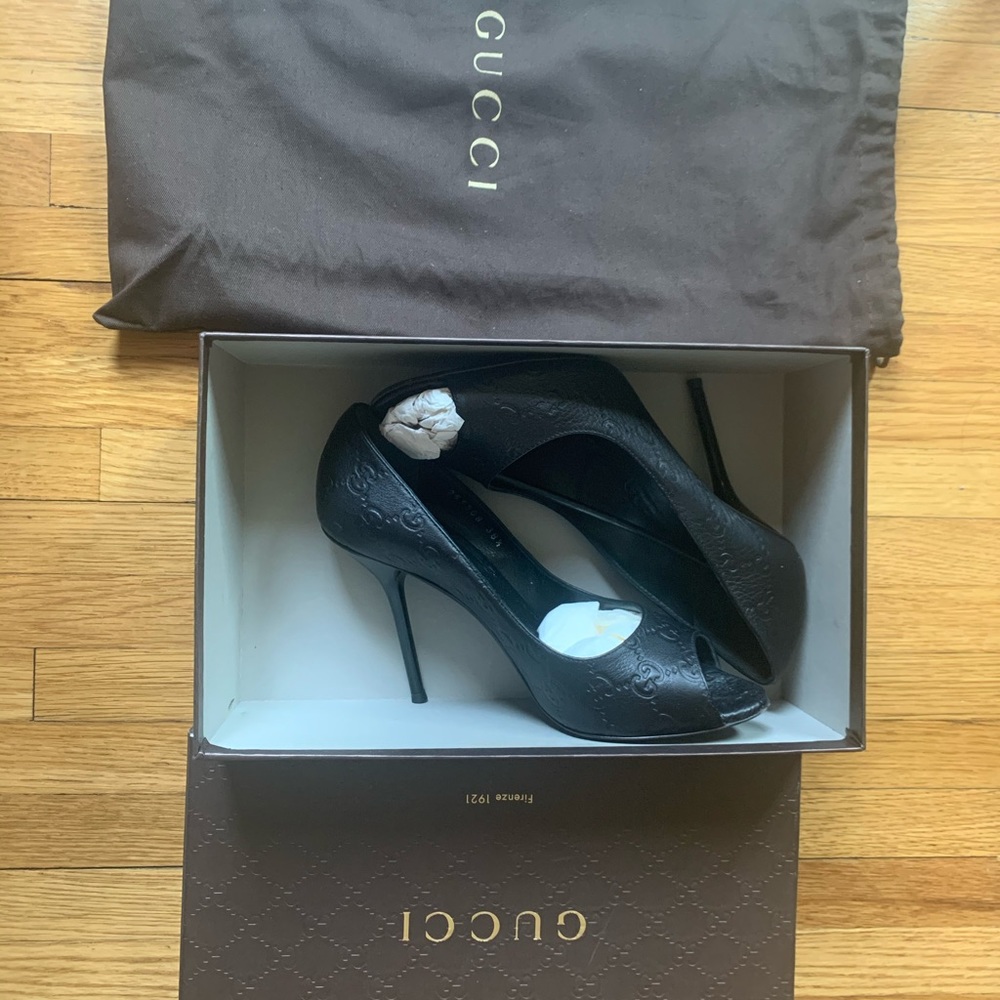 Gucci Blk Leather Monogram Peep-toe Pump pre-loved